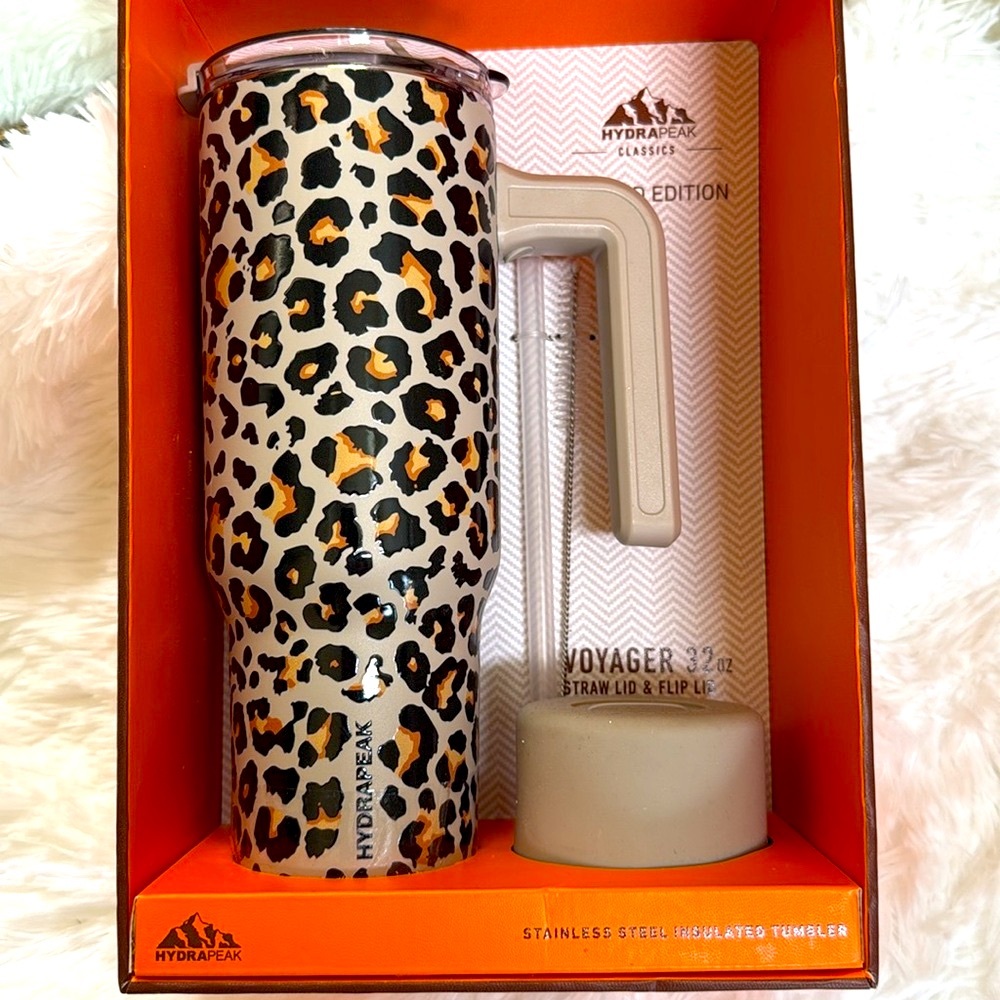 New Hydrapeak Limited Edition Leopard Print Tumbler. 32 OZ. Straw, lid, flip lid